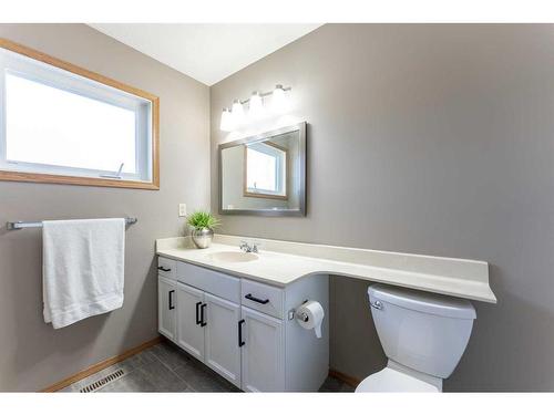 333 Coachwood Point West, Lethbridge, AB - Indoor Photo Showing Bathroom