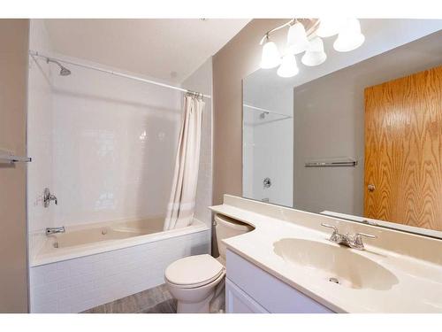 333 Coachwood Point West, Lethbridge, AB - Indoor Photo Showing Bathroom