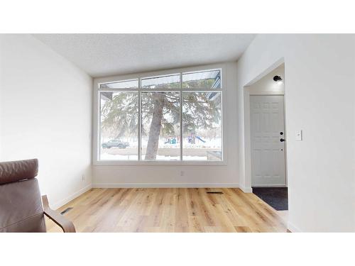 207 8 Street East, Vauxhall, AB - Indoor Photo Showing Other Room