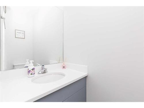 4-73 Aquitania Circle West, Lethbridge, AB - Indoor Photo Showing Bathroom