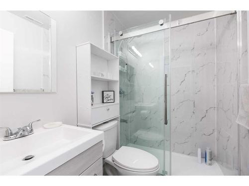 4-73 Aquitania Circle West, Lethbridge, AB - Indoor Photo Showing Bathroom