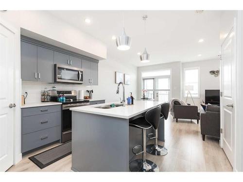 4-73 Aquitania Circle West, Lethbridge, AB - Indoor Photo Showing Kitchen With Upgraded Kitchen