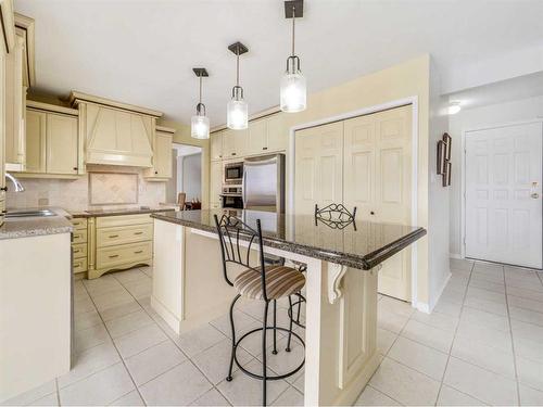 241 Coachwood Point West, Lethbridge, AB - Indoor Photo Showing Kitchen With Upgraded Kitchen