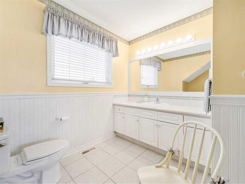 241 Coachwood Point West, Lethbridge, AB - Indoor Photo Showing Bathroom