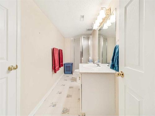 241 Coachwood Point West, Lethbridge, AB - Indoor Photo Showing Bathroom