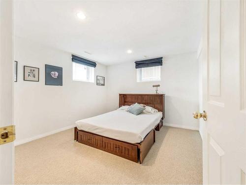 241 Coachwood Point West, Lethbridge, AB - Indoor Photo Showing Bedroom