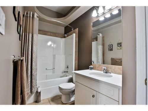 39 Grand River Boulevard West, Lethbridge, AB - Indoor Photo Showing Bathroom