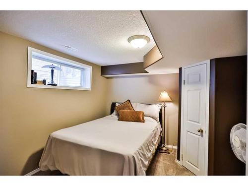39 Grand River Boulevard West, Lethbridge, AB - Indoor Photo Showing Bedroom