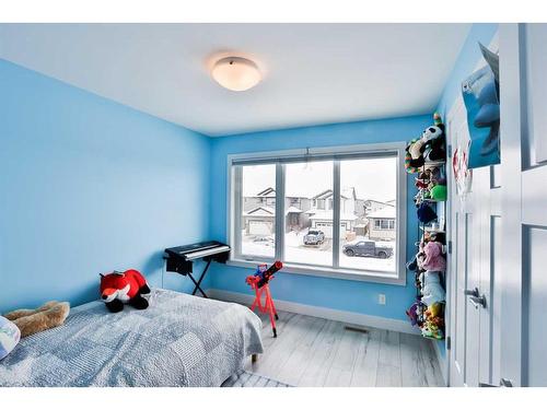 179 Crocus Terrace West, Lethbridge, AB - Indoor Photo Showing Bedroom
