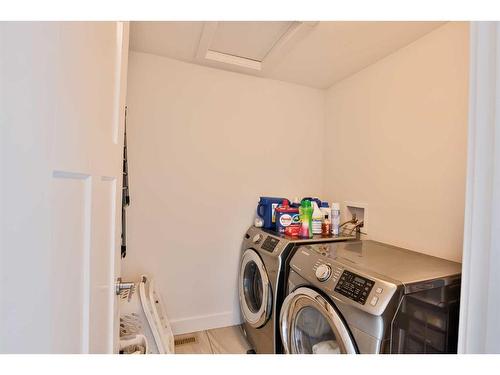 179 Crocus Terrace West, Lethbridge, AB - Indoor Photo Showing Laundry Room