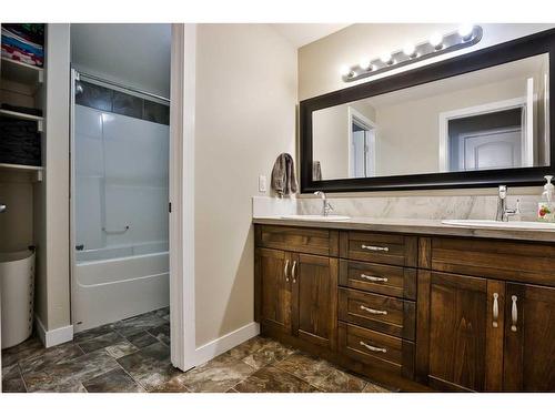 35 Church Avenue, Raymond, AB - Indoor Photo Showing Bathroom