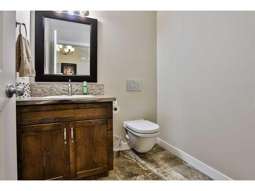 35 Church Avenue, Raymond, AB - Indoor Photo Showing Bathroom