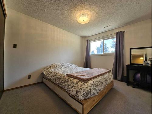 27-5 Acadia Road West, Lethbridge, AB - Indoor Photo Showing Bedroom