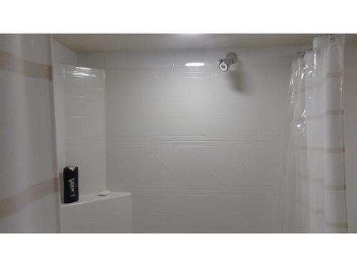 214 21 Street, Fort Macleod, AB - Indoor Photo Showing Bathroom