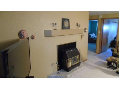 214 21 Street, Fort Macleod, AB - Indoor With Fireplace