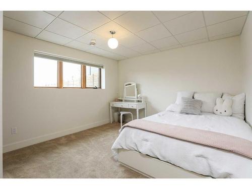 140 Canyoncrest Point West, Lethbridge, AB - Indoor Photo Showing Bedroom