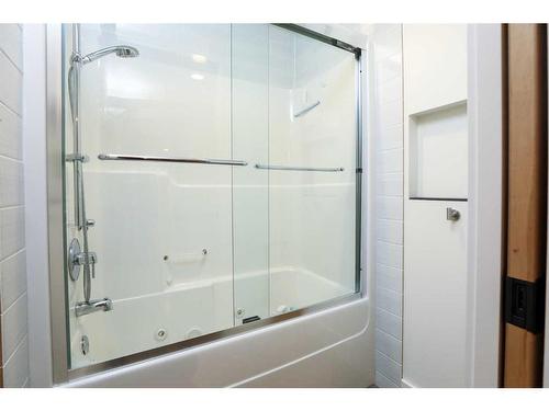 140 Canyoncrest Point West, Lethbridge, AB - Indoor Photo Showing Bathroom
