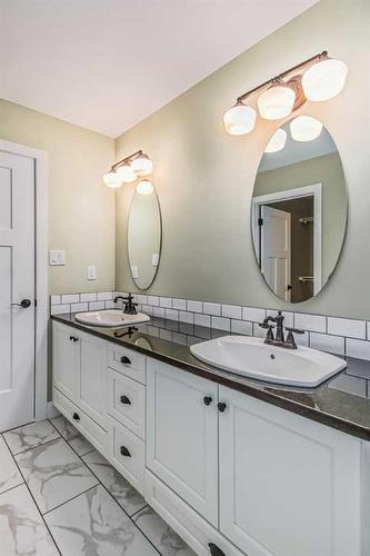 92 Riverhurst Cove West, Lethbridge, AB - Indoor Photo Showing Bathroom