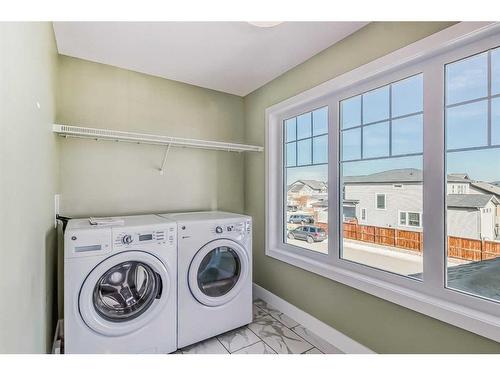 92 Riverhurst Cove West, Lethbridge, AB - Indoor Photo Showing Laundry Room
