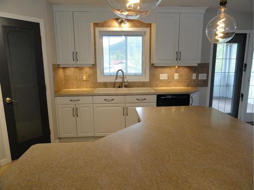 11437 19 Avenue, Blairmore, AB - Indoor Photo Showing Kitchen With Double Sink