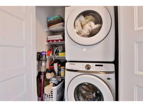 22 Goldenrod Place West, Lethbridge, AB - Indoor Photo Showing Laundry Room