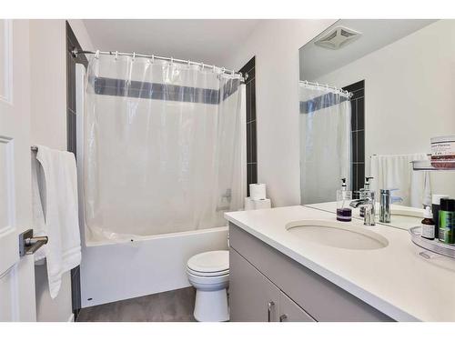 22 Goldenrod Place West, Lethbridge, AB - Indoor Photo Showing Bathroom