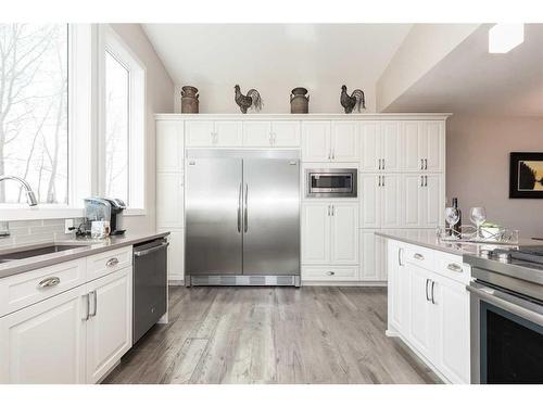 163 Westgate Drive, Coaldale, AB - Indoor Photo Showing Kitchen With Upgraded Kitchen