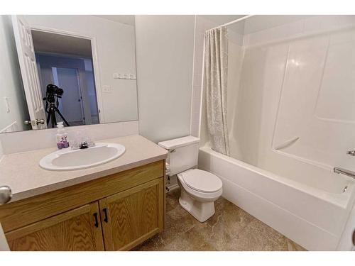 23 Heritage Circle West, Lethbridge, AB - Indoor Photo Showing Bathroom