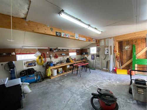 2513 210 Street, Bellevue, AB - Indoor Photo Showing Bedroom