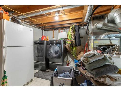 428 12 Street North, Lethbridge, AB - Indoor Photo Showing Laundry Room