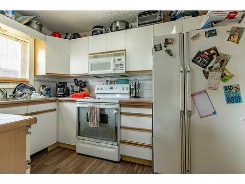 428 12 Street North, Lethbridge, AB - Indoor Photo Showing Kitchen