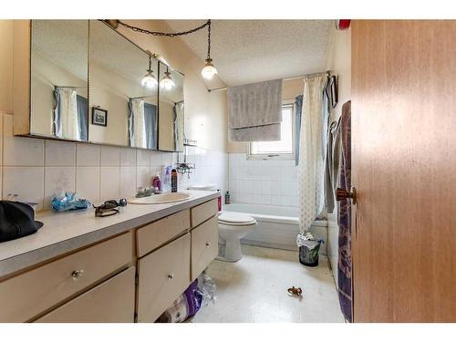 428 12 Street North, Lethbridge, AB - Indoor Photo Showing Bathroom