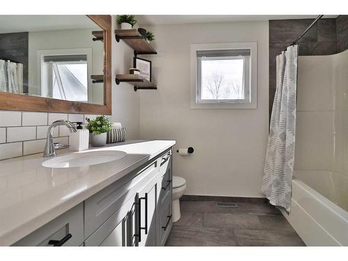 242 4A Street, Stirling, AB - Indoor Photo Showing Bathroom