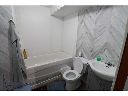 119 8 Avenue West, Bow Island, AB - Indoor Photo Showing Bathroom