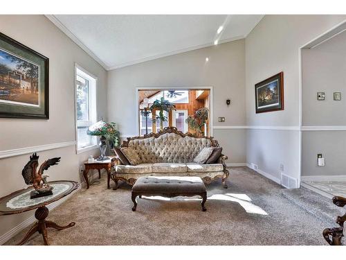 48 Tudor Crescent South, Lethbridge, AB - Indoor Photo Showing Living Room