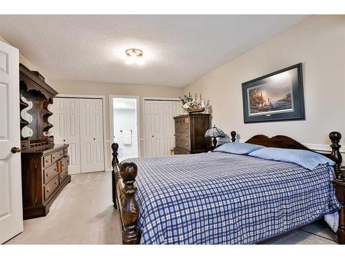 48 Tudor Crescent South, Lethbridge, AB - Indoor Photo Showing Bedroom