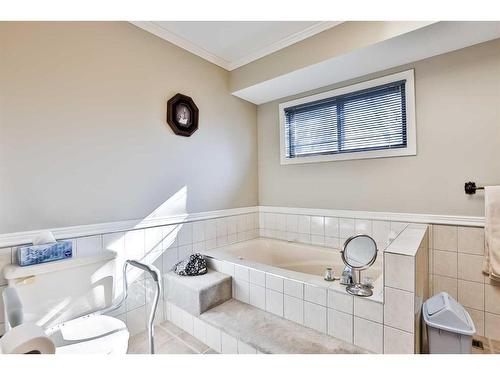 48 Tudor Crescent South, Lethbridge, AB - Indoor Photo Showing Bathroom