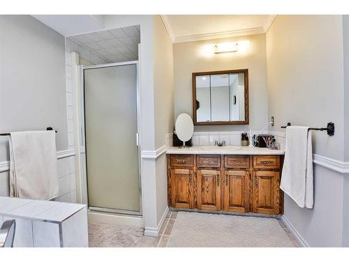 48 Tudor Crescent South, Lethbridge, AB - Indoor Photo Showing Bathroom