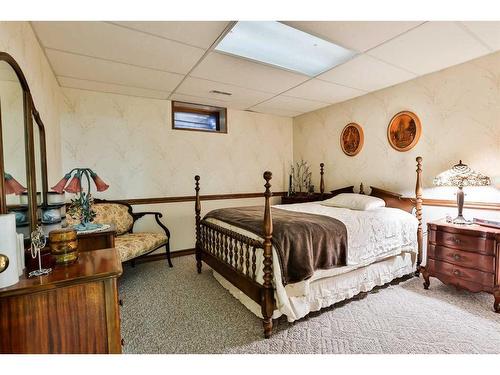 48 Tudor Crescent South, Lethbridge, AB - Indoor Photo Showing Bedroom