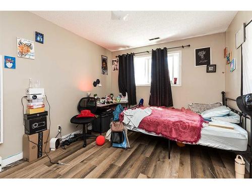 51-5 Acadia Road West, Lethbridge, AB - Indoor Photo Showing Bedroom