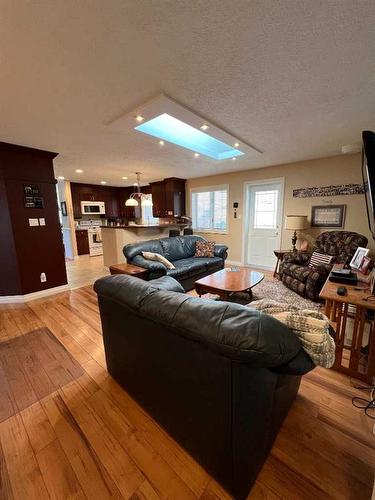 133 7 Street West, Cardston, AB - Indoor Photo Showing Living Room