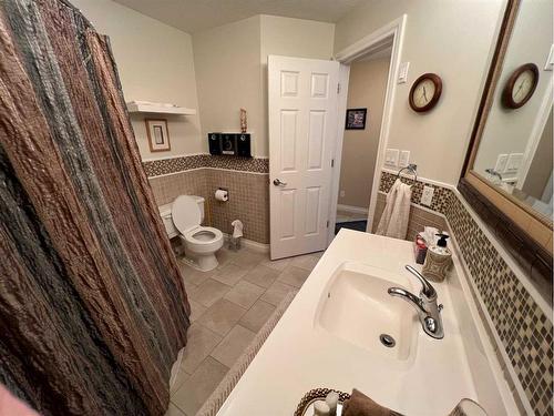 133 7 Street West, Cardston, AB - Indoor Photo Showing Bathroom