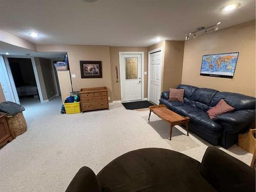 133 7 Street West, Cardston, AB - Indoor Photo Showing Living Room
