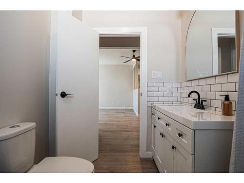 732 12B Street North, Lethbridge, AB - Indoor Photo Showing Bathroom