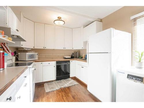 522 52 Avenue, Coalhurst, AB - Indoor Photo Showing Kitchen