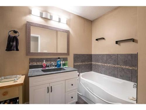 522 52 Avenue, Coalhurst, AB - Indoor Photo Showing Bathroom