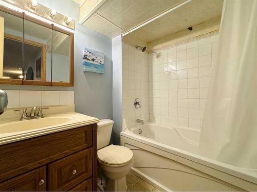 1519 16 Avenue South, Lethbridge, AB - Indoor Photo Showing Bathroom