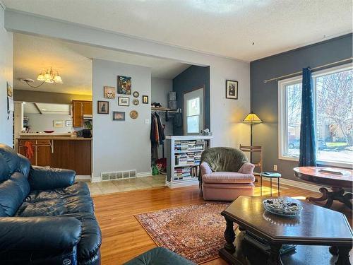 1519 16 Avenue South, Lethbridge, AB - Indoor Photo Showing Living Room