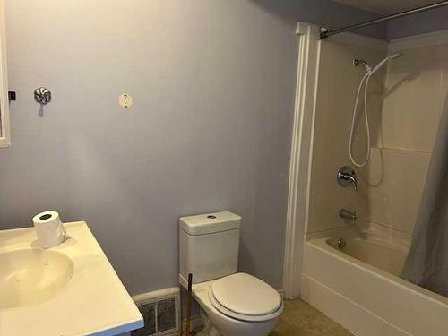 6003 54 Street, Taber, AB - Indoor Photo Showing Bathroom