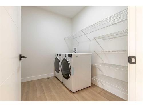 836 Devonia Circle West, Lethbridge, AB - Indoor Photo Showing Laundry Room